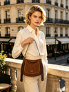 Borsa a spalla a postino in ecopelle effetto martellato con frange e borchie VC629