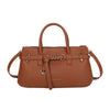 Borsa bauletto in ecopelle martellata con cinturino decorativo e anelli MB038