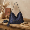 Borsa a spalla morbida in ecopelle scamosciata con frange e occhielli metallici MB5003
